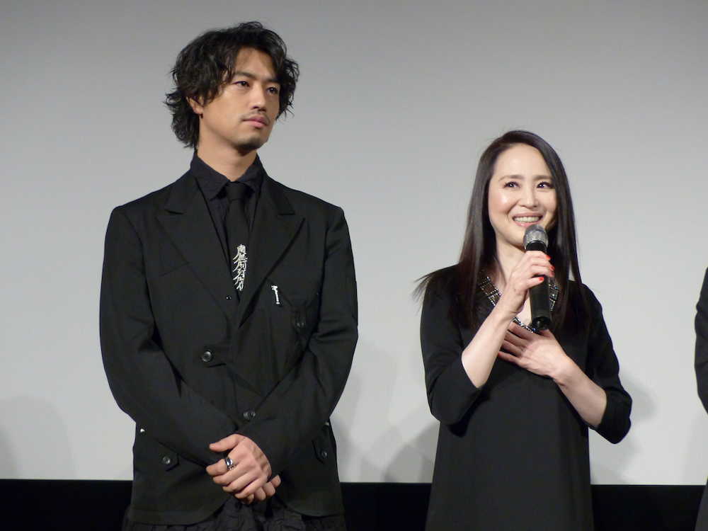 ベルリン国際映画祭で舞台あいさつを行う斎藤工と松田聖子