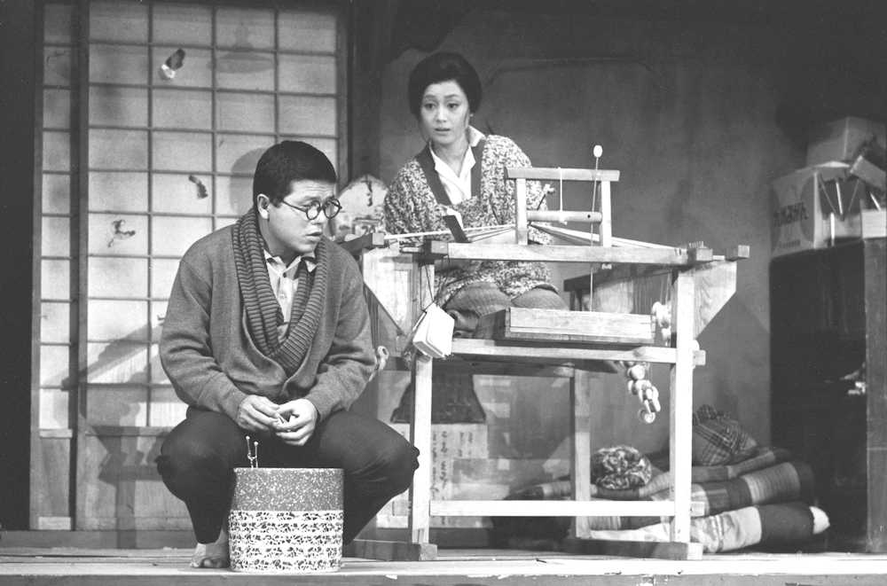 １９６８年、舞台「売らいでか！」の初演で夫婦役を演じた左とん平さんと浜木綿子