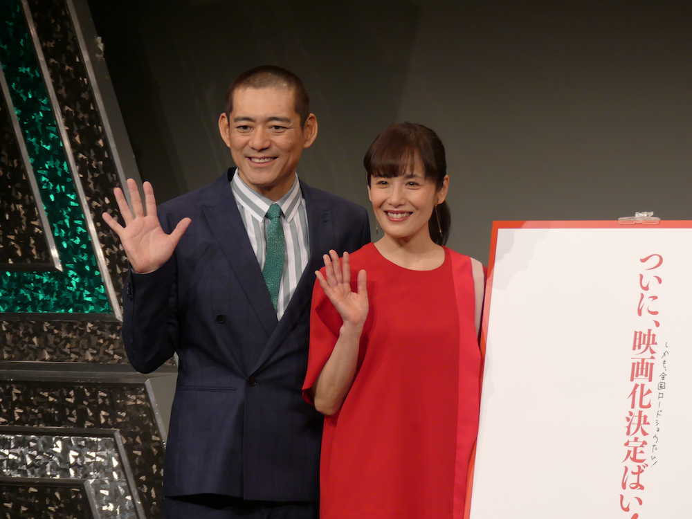 「劇場版　めんたいぴりり」の製作発表に登場した、Ｗ主演の博多華丸と富田靖子