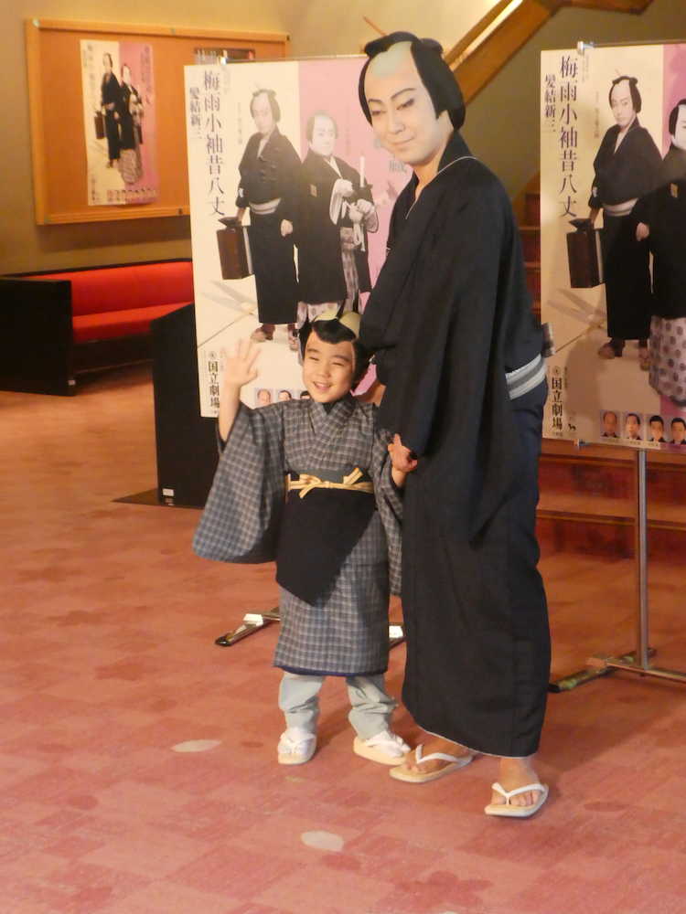 国立劇場の３月歌舞伎公演に出演する尾上菊之助と寺嶋和史くん親子