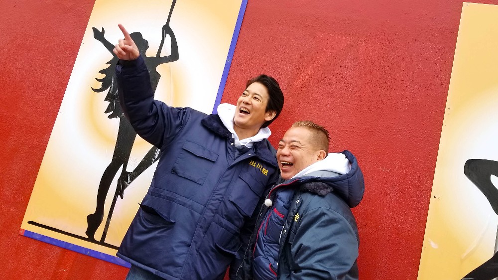 沖縄を舞台に、出川哲朗と電動バイクの旅を繰り広げる唐沢寿明（左）（Ｃ）テレビ東京