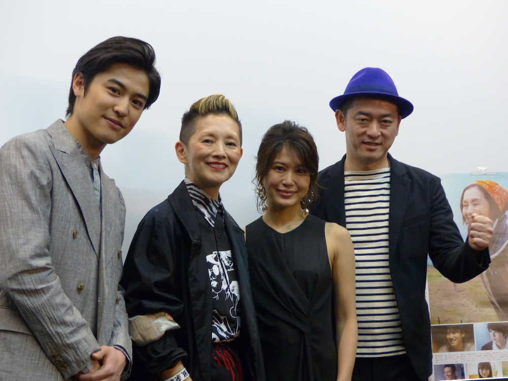 映画「生きる街」の初日舞台あいさつに出席した（左から）堀井新太、夏木マリ、佐津川愛美、榊英雄監督
