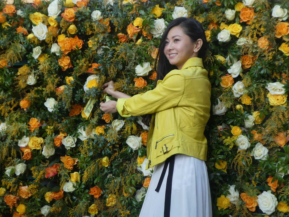 「ＨＡＰＰＹ　ＷＯＭＡＮ　ＦＥＳＴＡ」のイベントに用意されたフラワーアートに花を挿す倉木麻衣