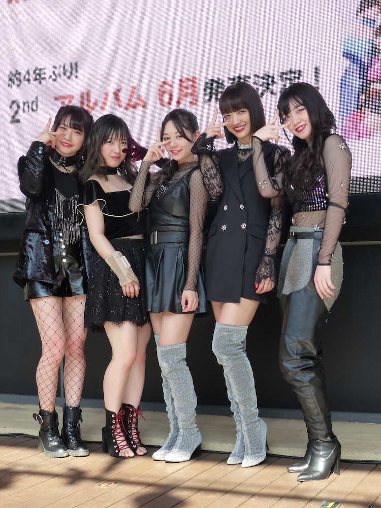 新曲のポーズを取るフェアリーズ（左から）林田真尋、井上理香子、伊藤萌々香、下村実生、野元空