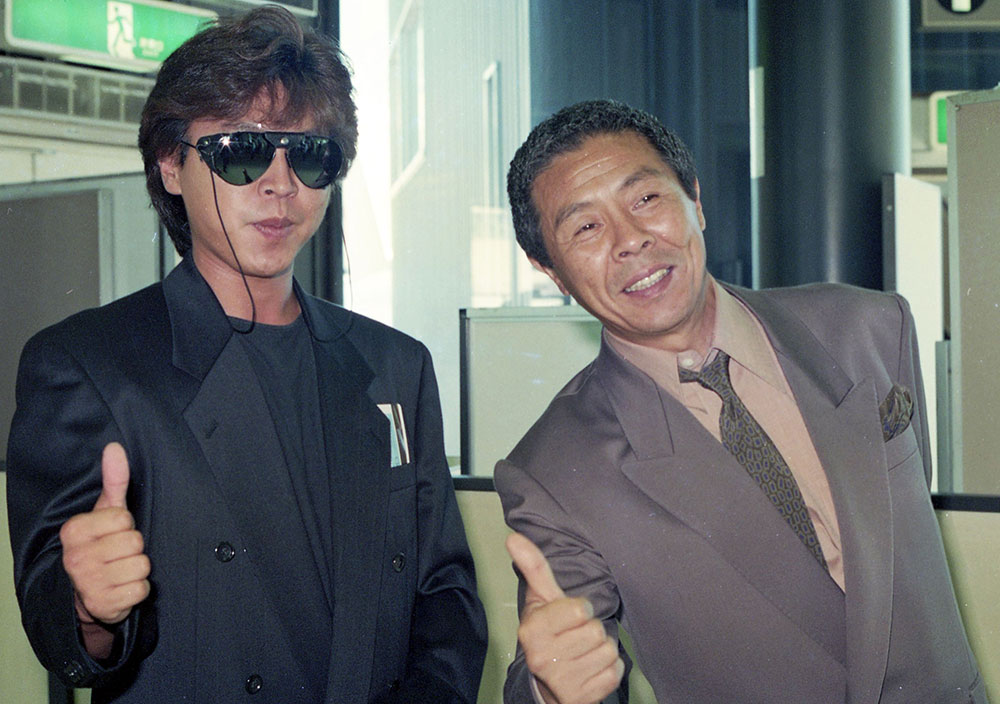 １９９０年、「日本文化週間」参加のためモスクワへ向かう北島三郎（右）と大野誠さん