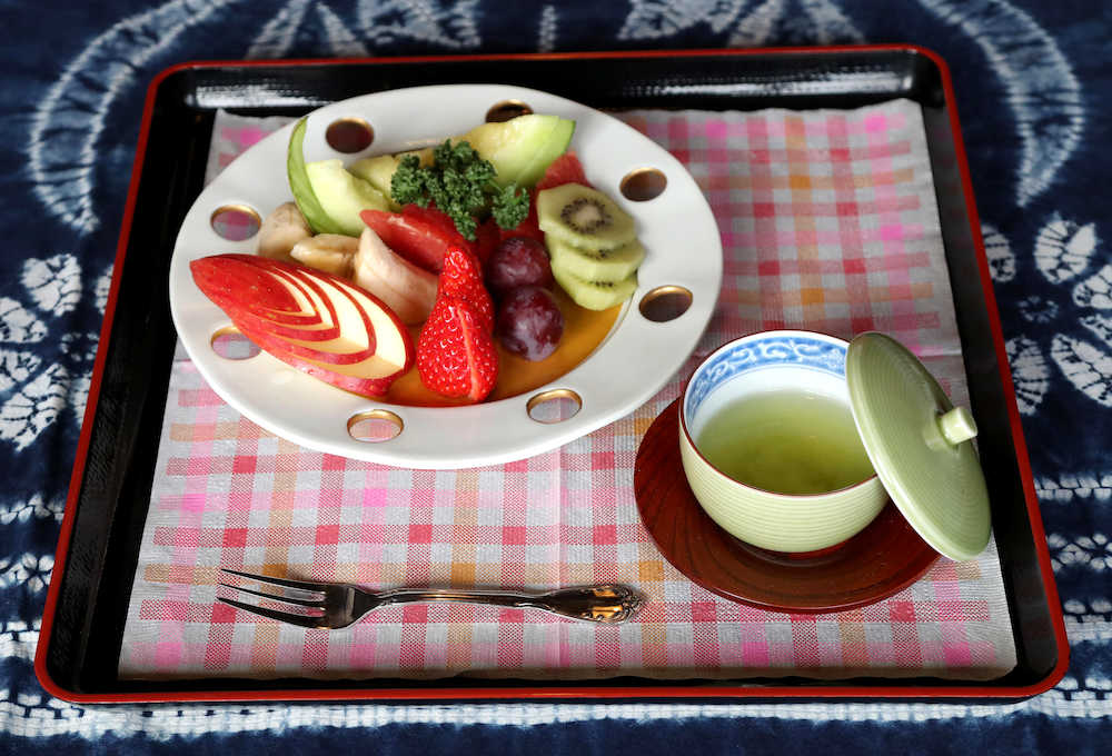 ＜王将戦第５局２日目＞豊島八段の午後のおやつはフルーツ盛合せと煎茶
