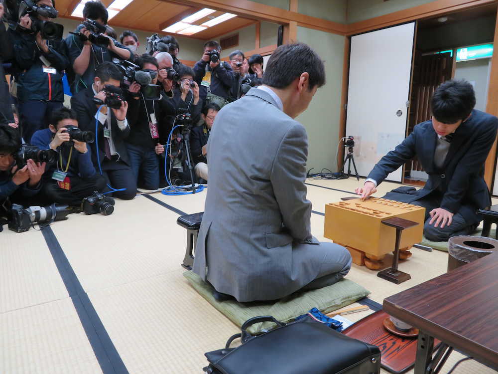 第６８期王将戦の１次予選２回戦、杉本昌隆七段（手前左）と藤井聡太六段（右）の対局には多くの報道陣が駆けつけた