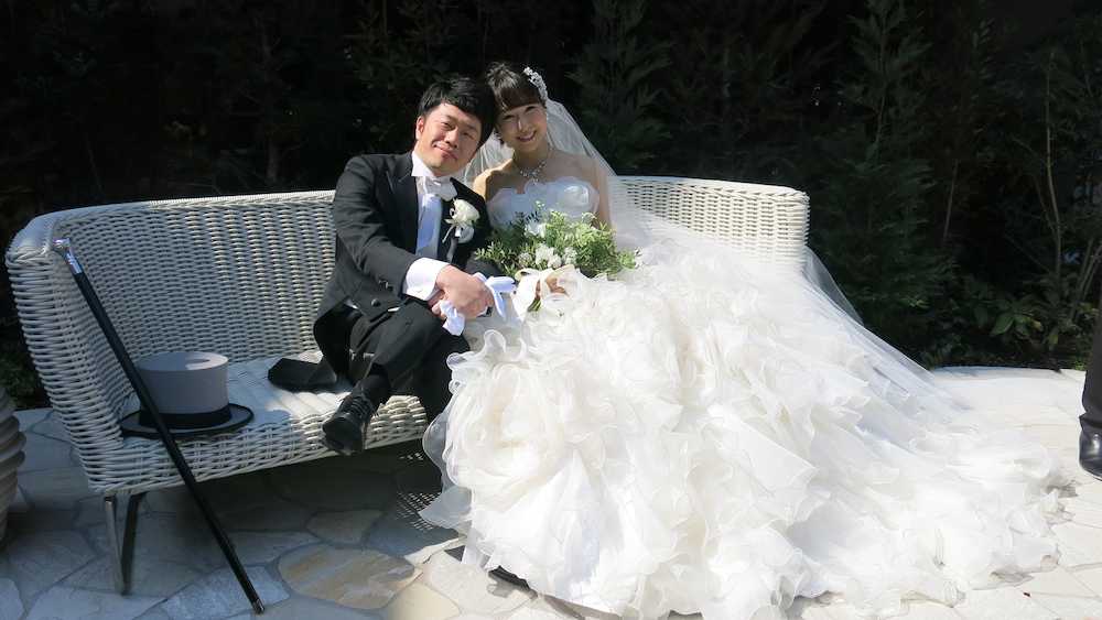 １月２２日に入籍した吉本新喜劇の新婚カップル・吉田裕（左）と前田真希がイベントでウェディング姿を披露