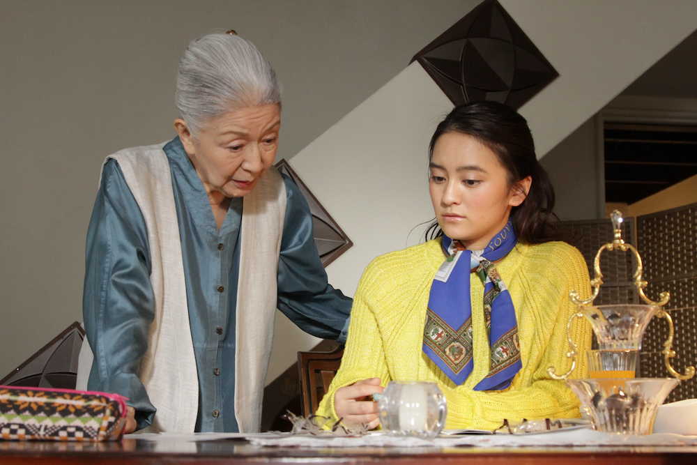 テレビ朝日「静おばあちゃんにおまかせ」に主演する岡田結実（右）と祖母役の草笛光子