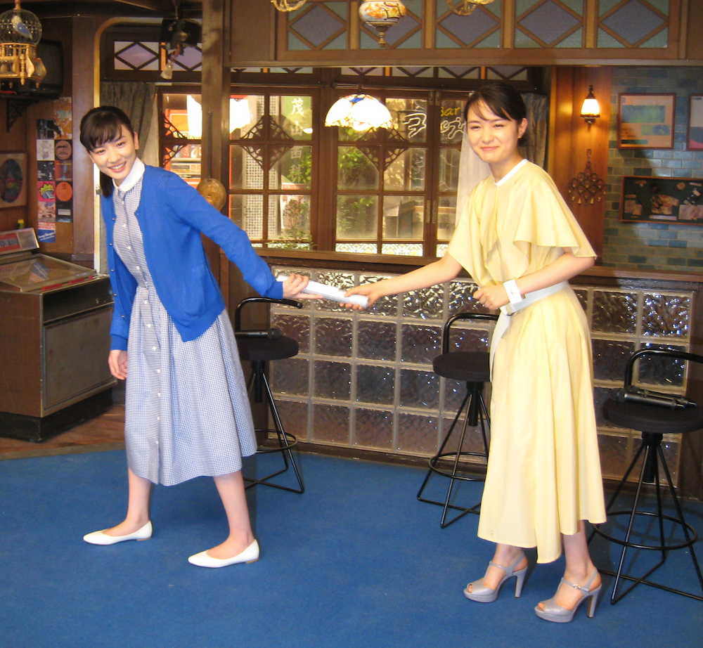 ＮＨＫ連続テレビ小説のバトンタッチセレモニーで永野芽郁（左）にバトンを渡す葵わかな