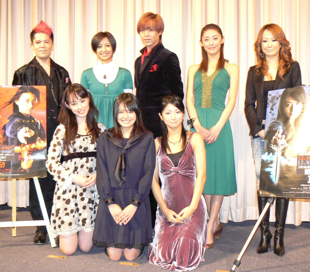 映画「エコエコアザラク」完成披露試写会に出席した（前列左から）秋山莉奈、近野成美、柳沢なな（後列左から）太一監督、伊藤裕子、ＩＺＡＭ、高木りな、歌手・ＣＥＹＲＥＮ（０６年撮影）
