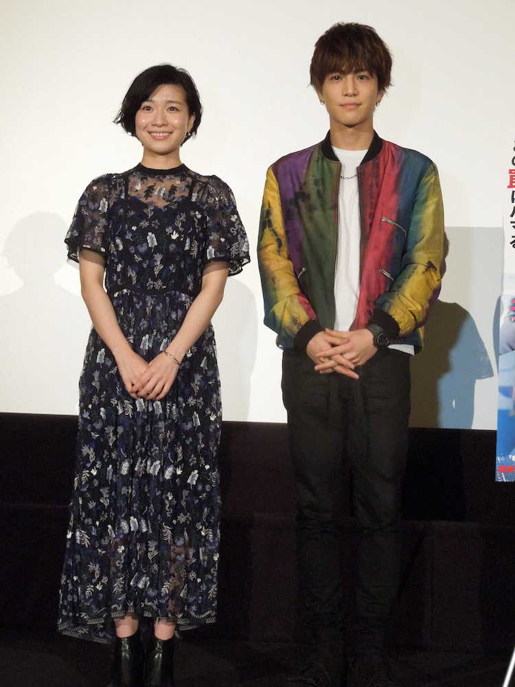 主演映画「去年の冬、きみと別れ」の舞台あいさつを行った（左から）土村芳、岩田剛典
