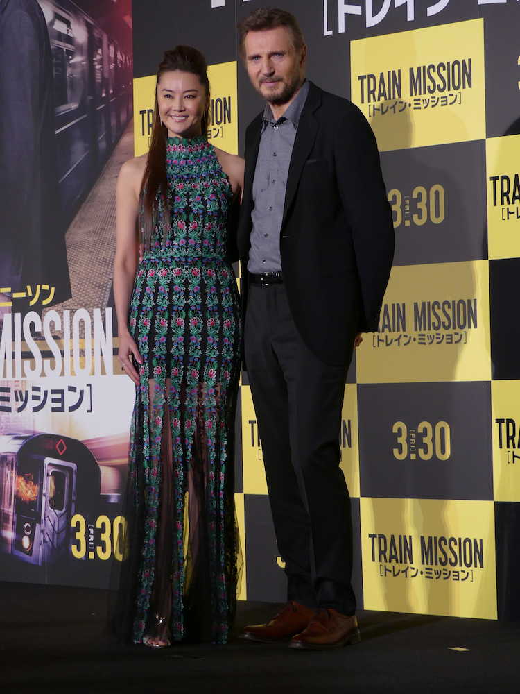 リーアム・ニーソン（右）の主演映画「トレイン・ミッション」の日本プレミアに花束ゲストとして出席した観月ありさ