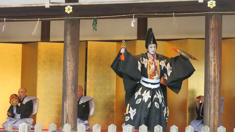 京都・上賀茂神社での襲名記念公演で「三番叟」を奉納上演した十代目松本幸四郎