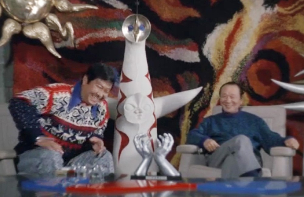 映画の中で石原裕次郎さん（左）に「太陽の塔」に込めた思いを語る岡本太郎さん＝石原プロモーション提供