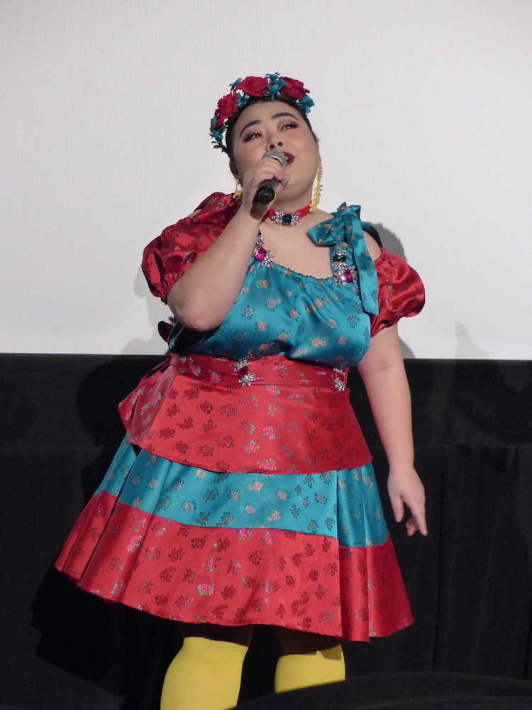 映画「リメンバー・ミー」の大ヒットイベントで劇中歌を歌う渡辺直美