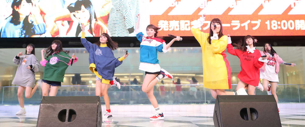 東京進出お披露目ライブを行ったチューニングキャンディー（左から）愛子、ソフィー、千夏、ＬＩＬＩ、ゆうり、優美香、琴音