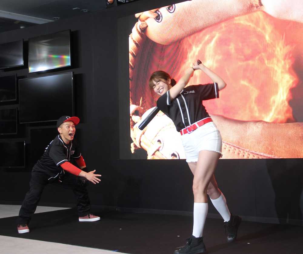 プロ野球開幕直前イベントで神スイングを披露した稲村亜美と投手役の「ますだおかだ」増田英彦（左）