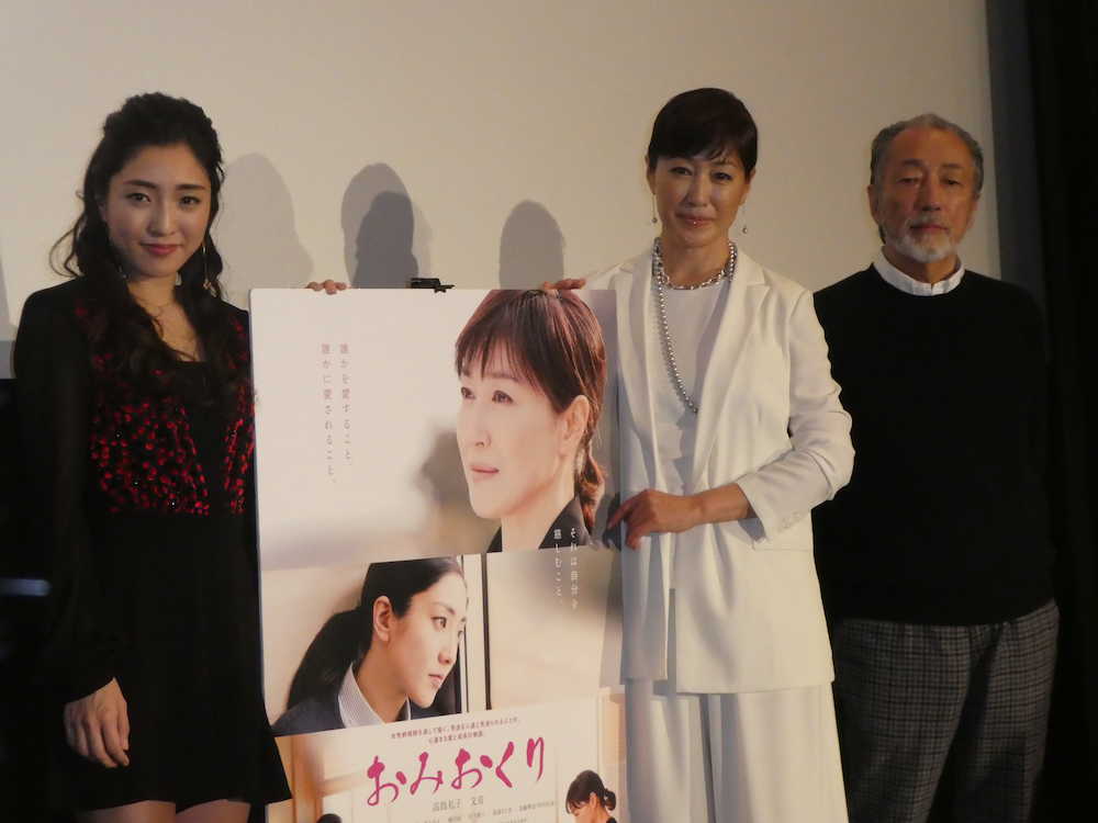 映画「おみおくり」の初日舞台あいさつに出席した（左から）文音、高島礼子、伊藤秀裕監督