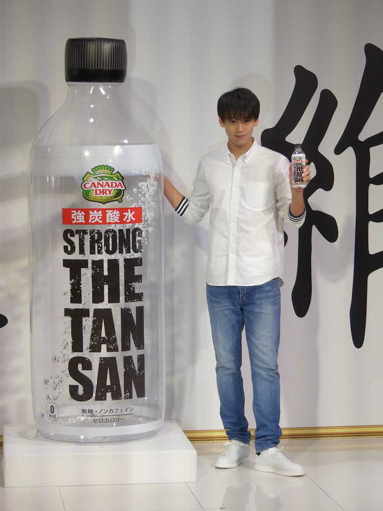 コカ・コーラの炭酸水「ザ・タンサン」のＣＭキャラクターに就任した竹内涼真