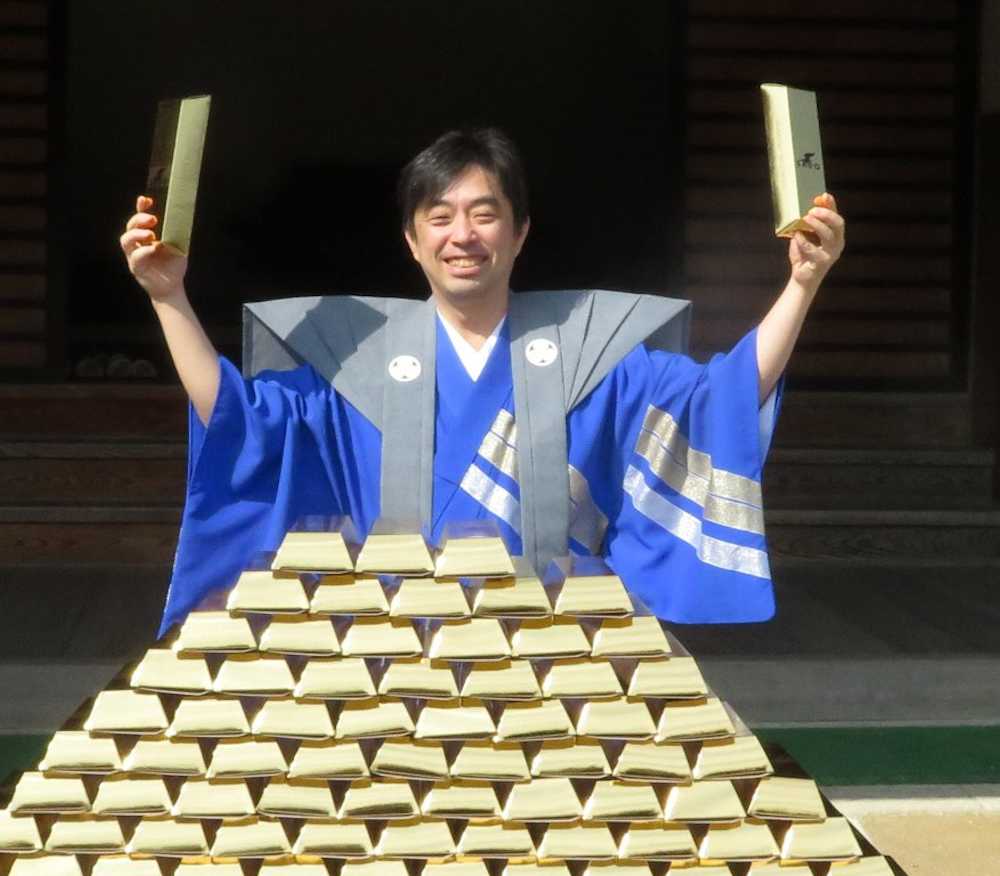 佐渡島観光を楽しむ久保王将、佐渡奉行所跡では裃を着た奉行姿で金塊の模型を手にニッコリ