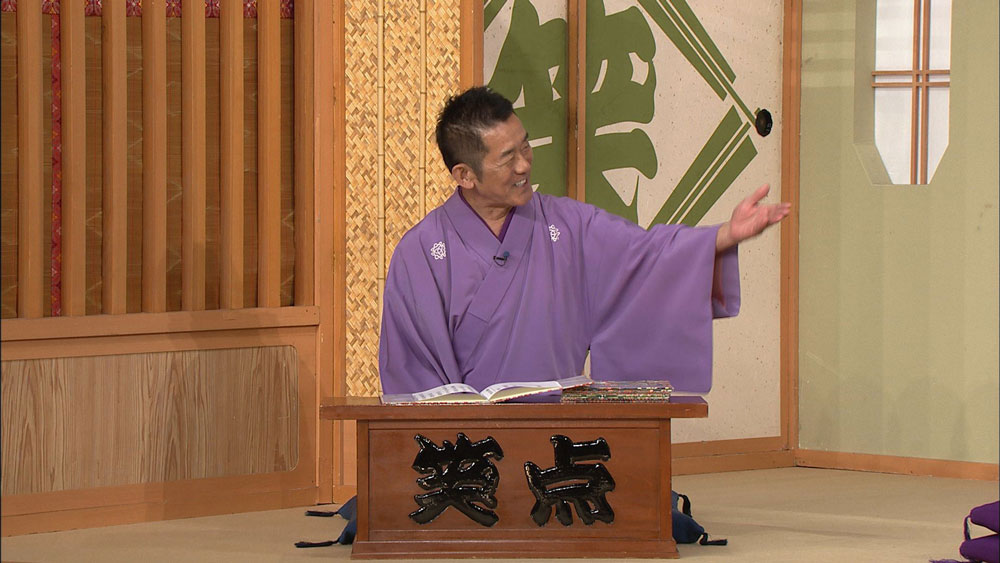 満足げな表情で司会の席に座る三遊亭円楽（Ｃ）日本テレビ