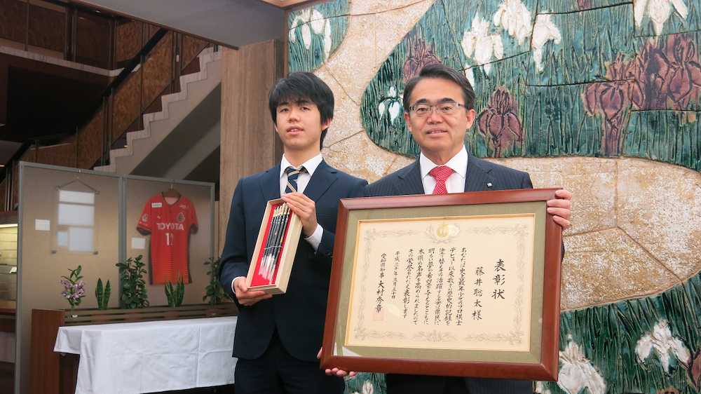 愛知県特別表彰を受けた将棋の藤井聡太六段は“豊橋筆”を手に笑顔。左は大村秀章知事