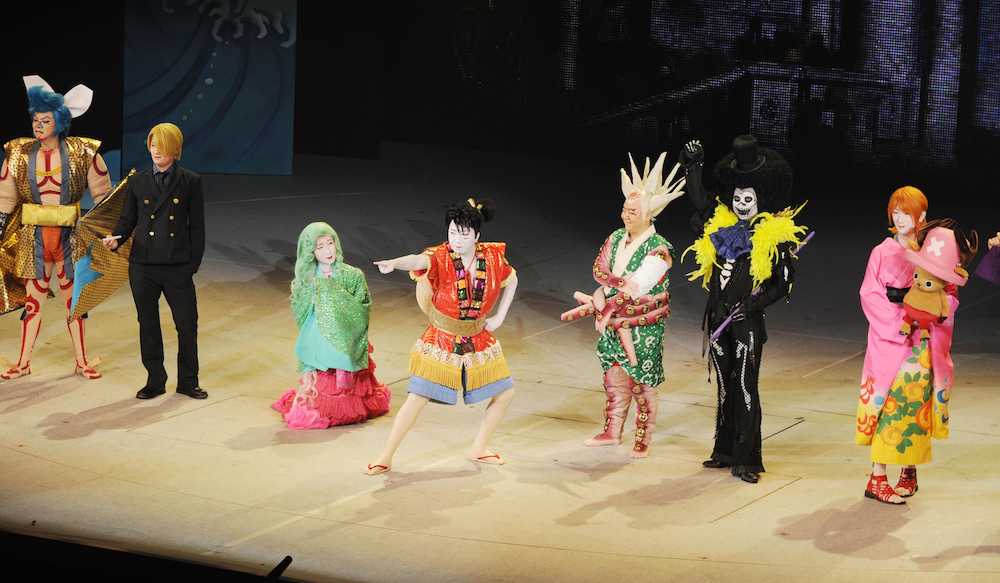 大阪松竹座で初日を迎えた「スーパー歌舞伎２　ワンピース」。中央はルフィ役の市川猿之助