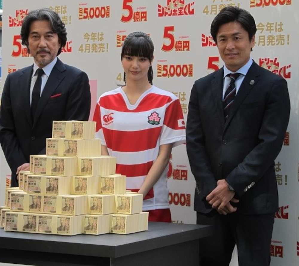 ドリームジャンボ宝くじ発売記念イベントに出席した（左から）役所広司、新川優愛、大畑大介氏