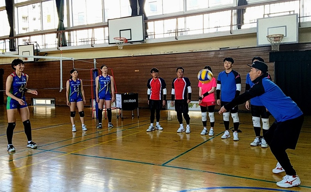 「さまスポ」でバレーボールに挑戦した木梨憲武（右）（Ｃ）テレビ東京