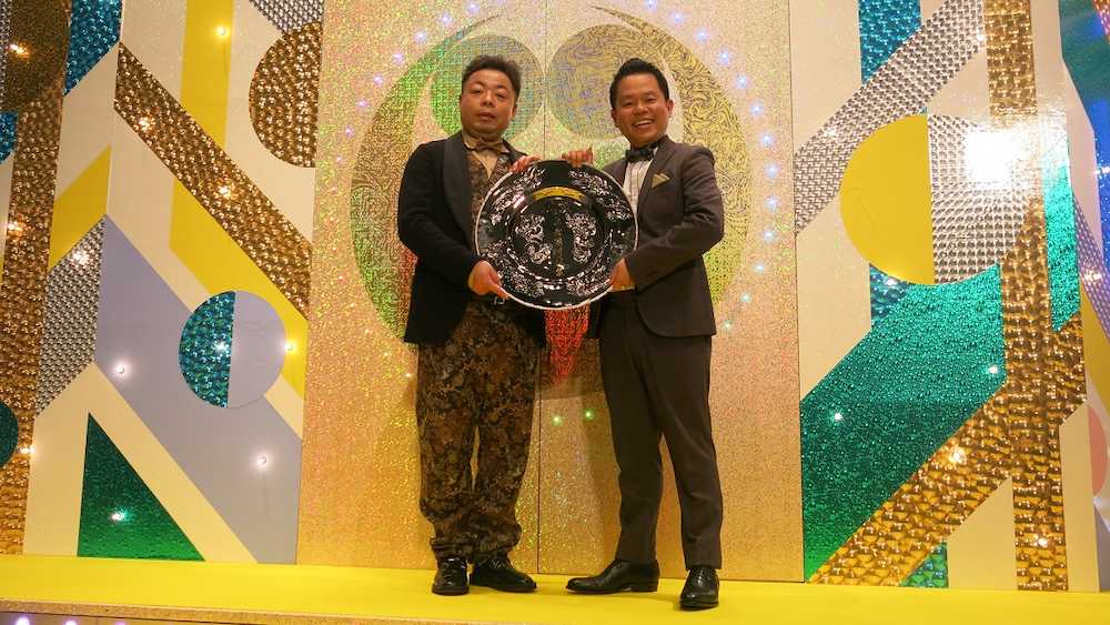 「第５３回上方漫才大賞」の大賞を受賞した「ダイアン」の西沢裕介（左）と津田篤宏