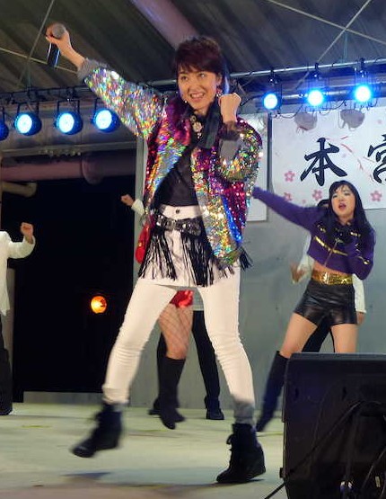 コンテストで優勝した女性３人組「Ｍａｄ　Ｊｉｇｇｙ」らと「ダンシング・ヒーロー」を披露する荻野目洋子