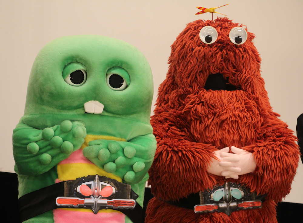 「劇場版仮面ライダーアマゾンズ」公開記念連続上映会に登場したガチャピン（左）とムック