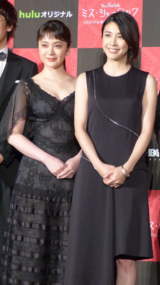 ドラマ「ミス・シャーロック／Ｍｉｓｓ　Ｓｈｅｒｌｏｃｋ」の完成披露イベントに出席した竹内結子（右）と貫地谷しほり