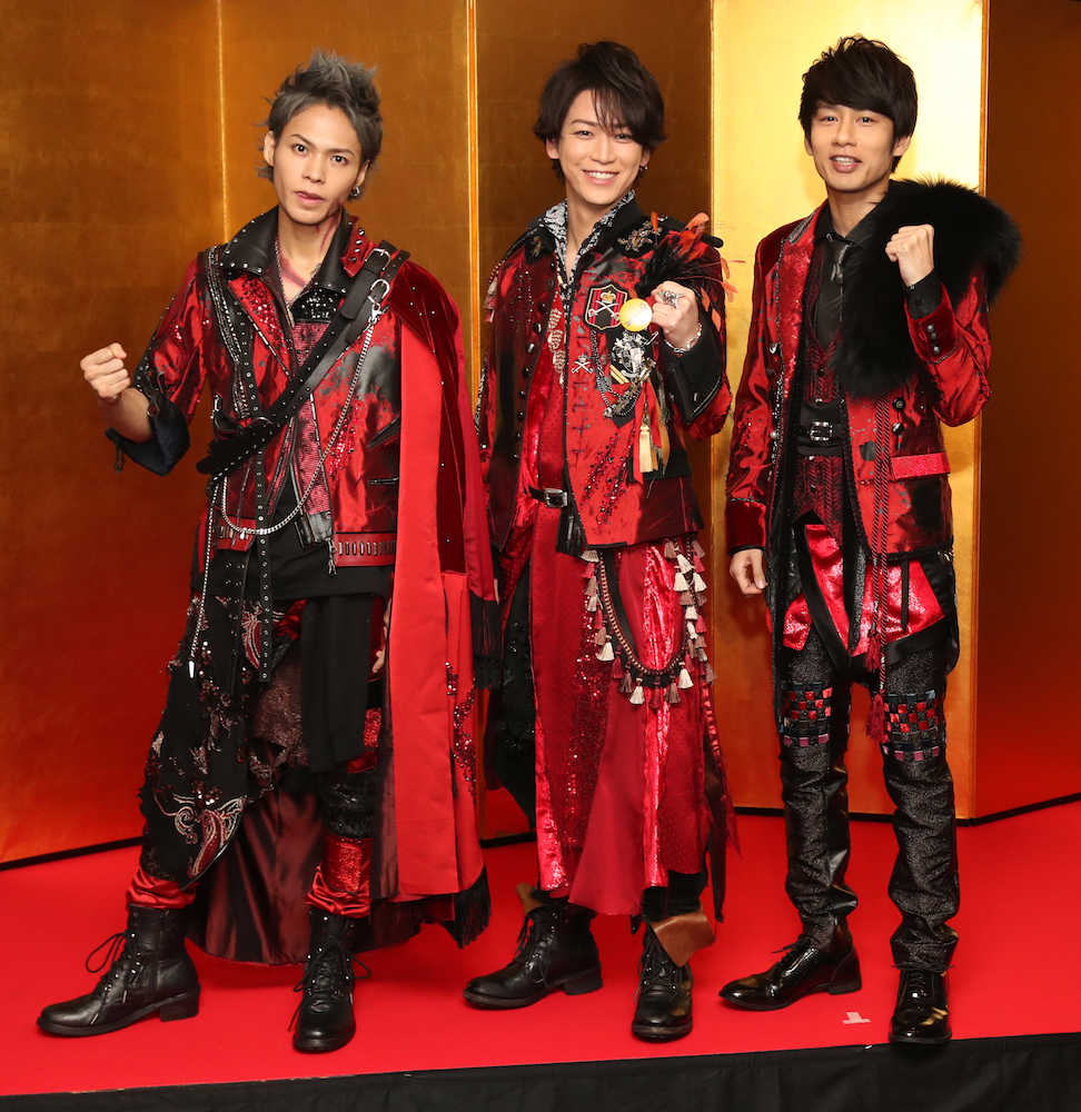コンサート前の取材でガッツポーズするＫＡＴ―ＴＵＮの（左から）上田竜也、亀梨和也、中丸雄一