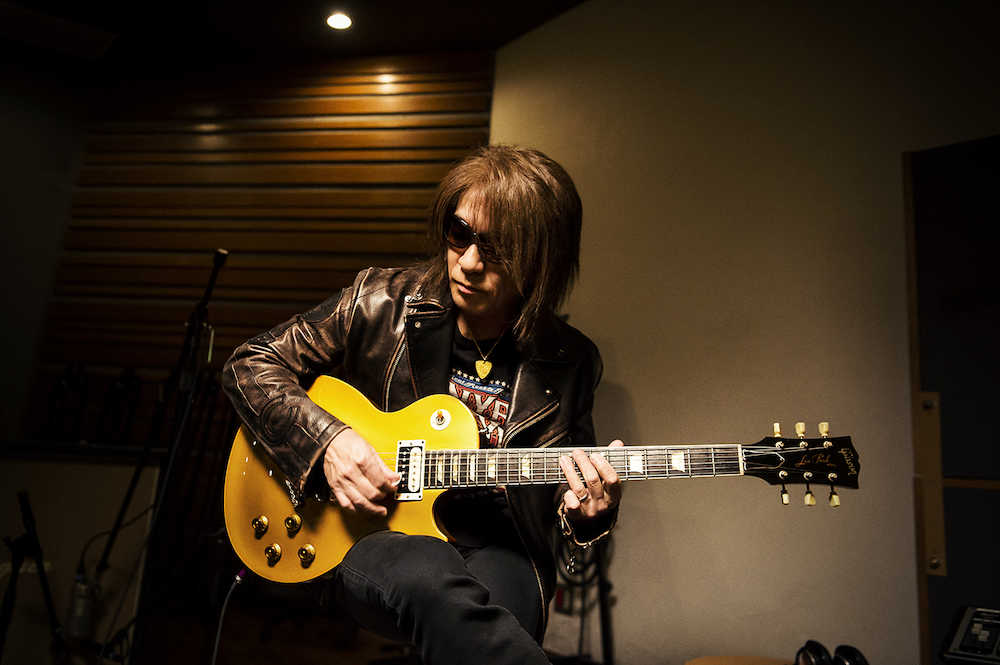 探していたギターが約２０年ぶりに戻ってきて喜びの報告をしたＢ’ｚ松本孝弘