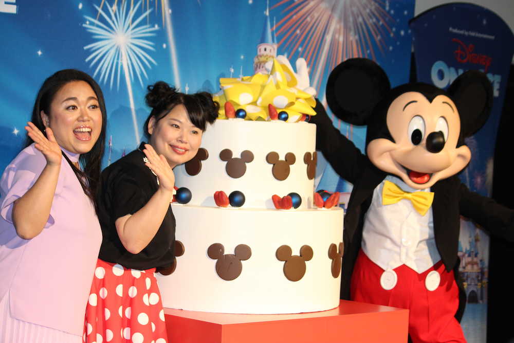 「ディズニー・オン・アイス」東京公演開催記念イベント＞（左から）ニッチェ、ミッキーマウス