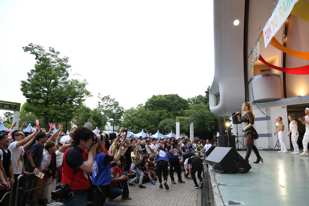 大勢のファンの前で歌う浜崎あゆみ（右）