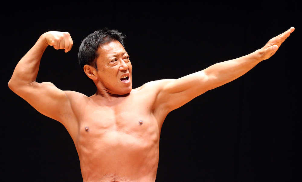 東京オープンボディビル選手権大会マスターズ６０歳以上級に出場し、ポーズを決める演技する鈴木桂一郎アナ