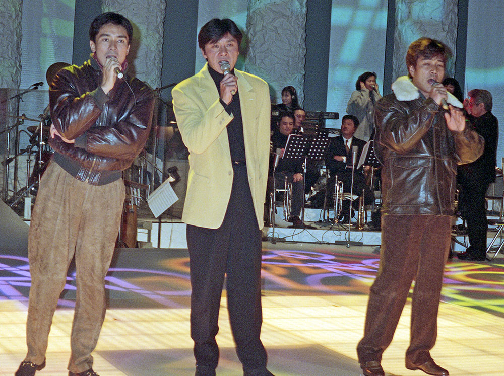 １９９４年、フジテレビ「ミュージック・フェア」で共演した新・御三家の（左から）郷ひろみ、西城秀樹さん、野口五郎