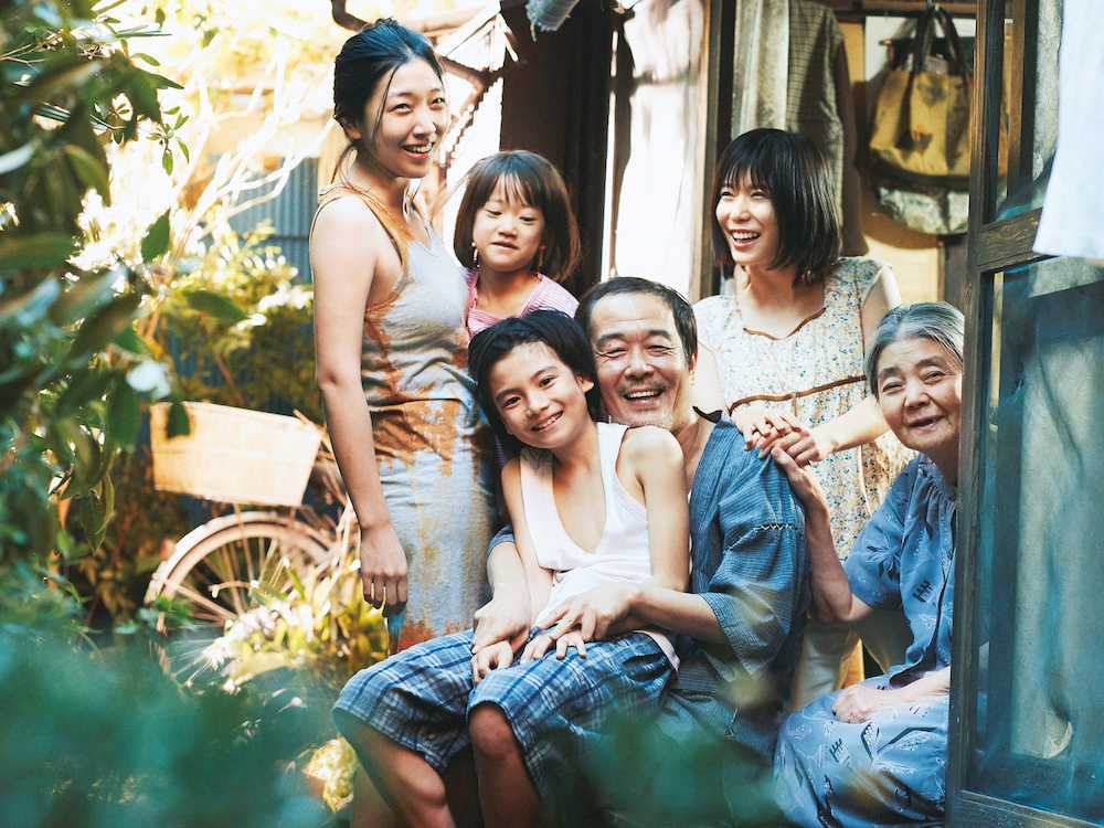 映画「万引き家族」に出演した城桧吏（左から３人目）