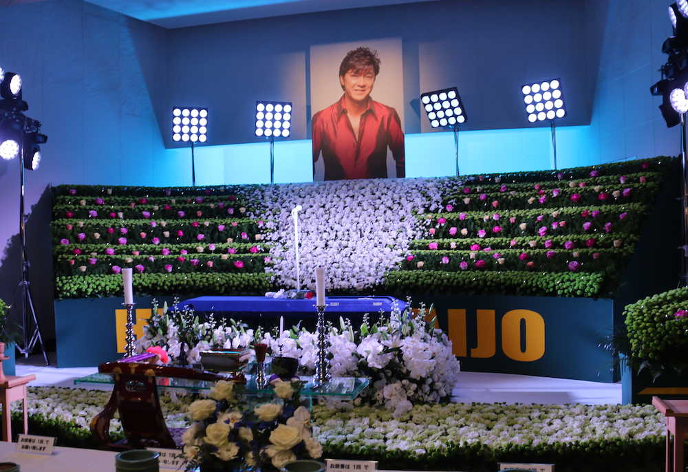 大阪球場をイメージした祭壇には約１０００本の花と遺影、西城さんが愛用のマイクが飾られた