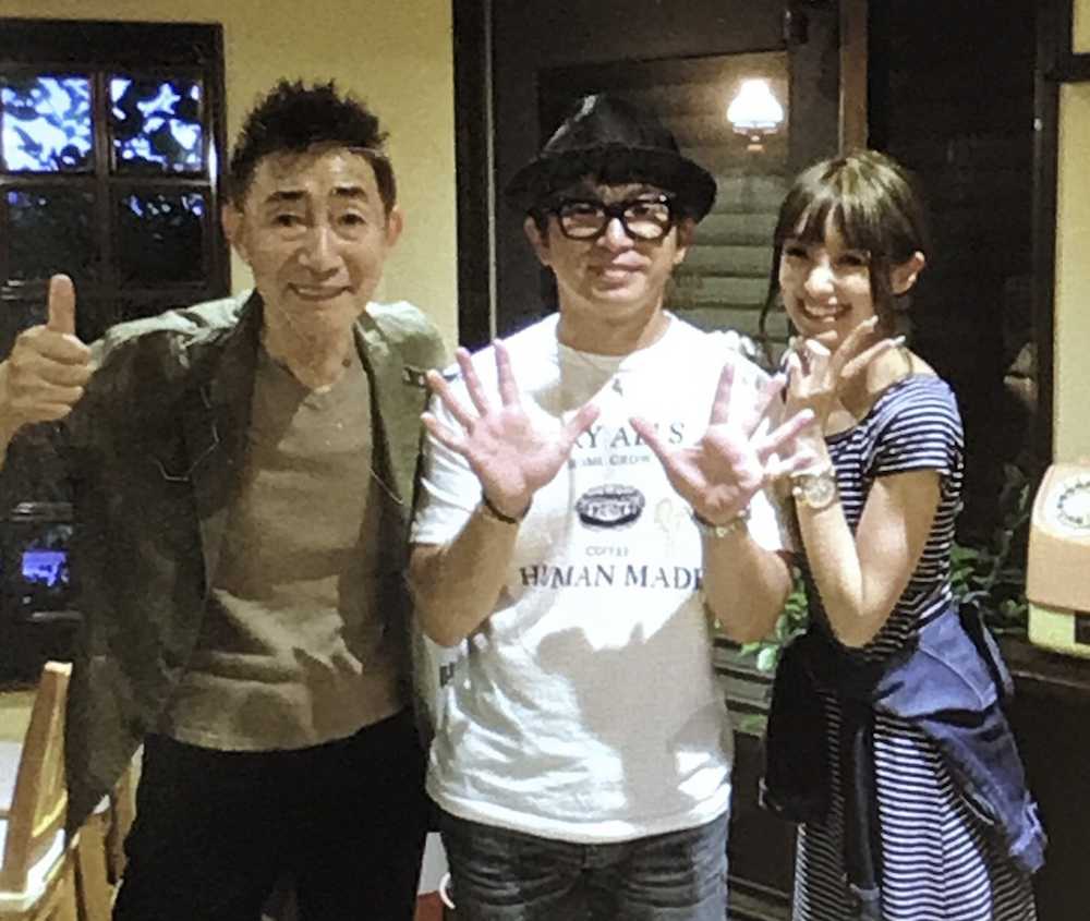 ３年前に父・濱口克己氏（左）が営む喫茶店を訪れた濱口優と南明奈