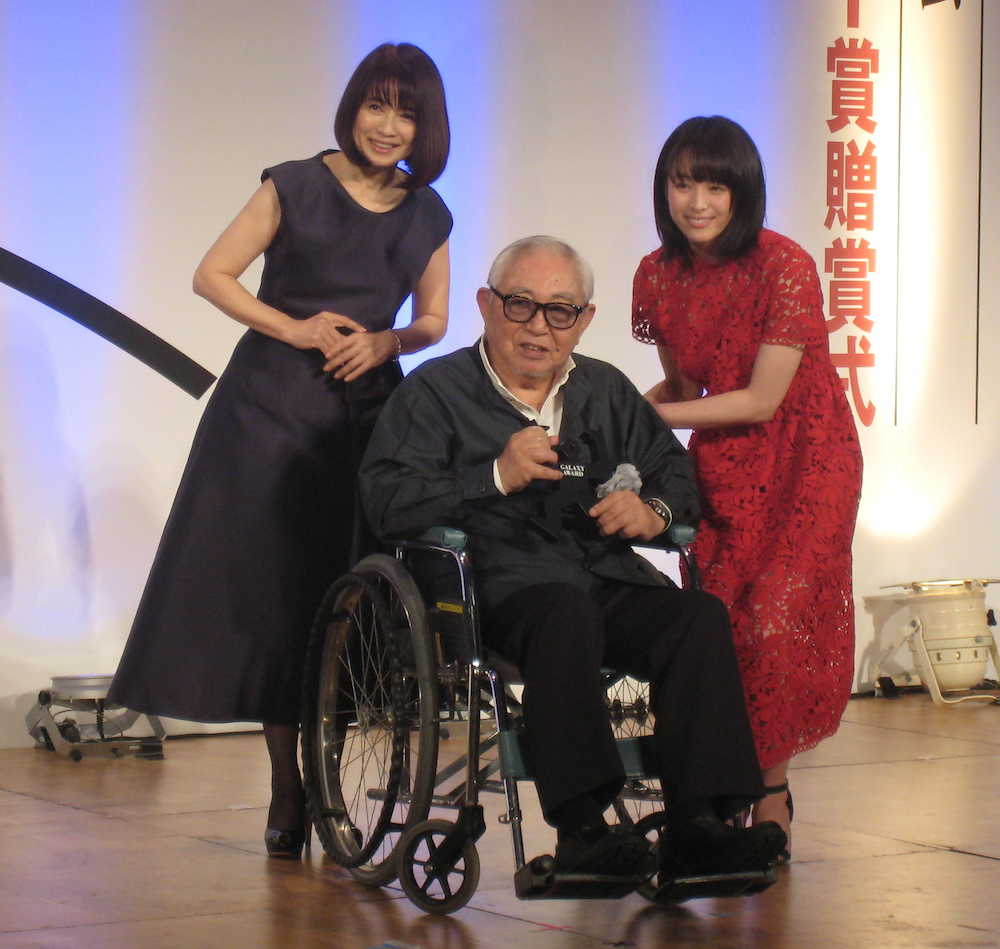 ギャラクシー賞贈賞式に出席した倉本聰氏（中央）と祝福に駆けつけた風吹ジュン（左）と清野菜名