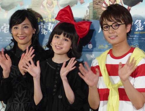 ミュージカル「魔女の宅急便」の公開稽古を行った（左から）生田智子、福本莉子、大西流星