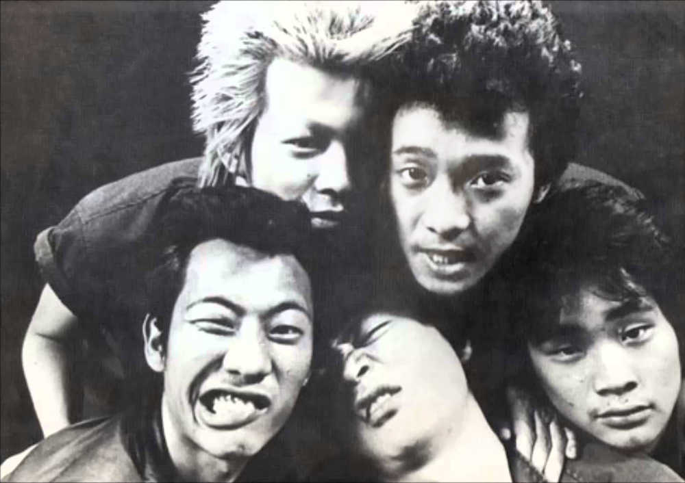 １９７８年のデビュー当時の亜無亜危異。下段（下段左から）藤沼伸一、仲野茂、小林高夫、（上段左から）逸見泰成さん、寺岡信芳