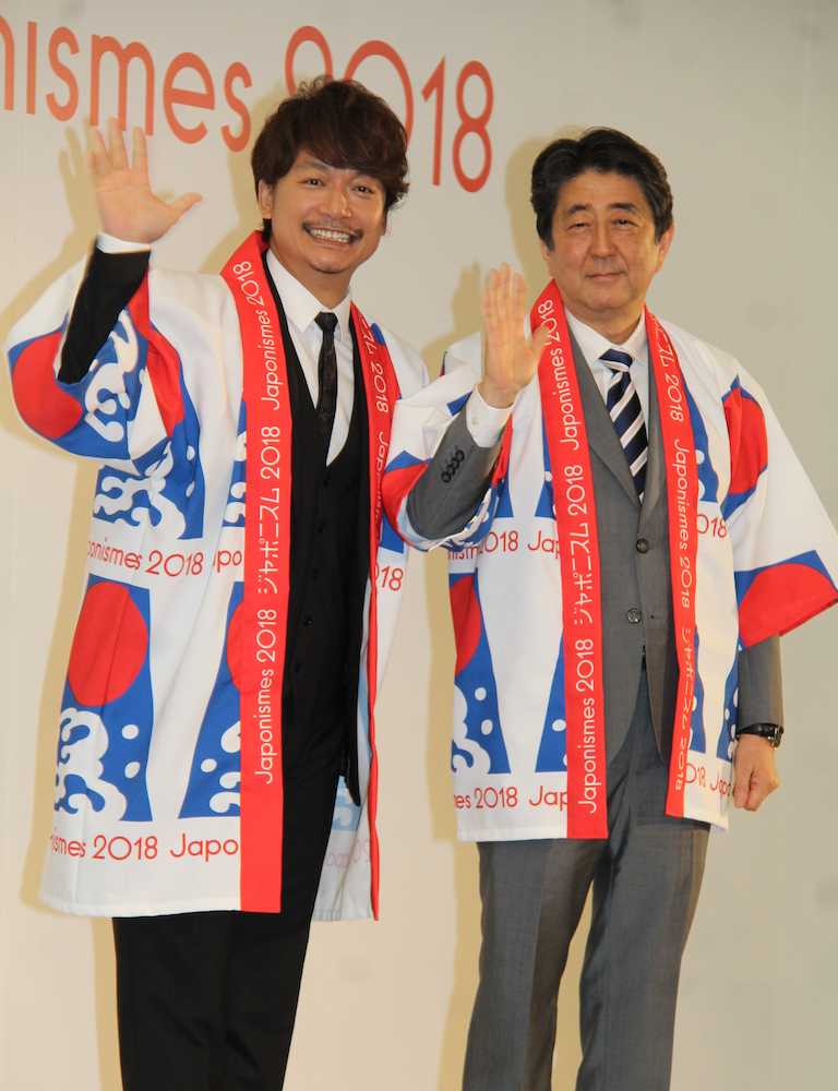 「ジャポニスム２０１８　出陣祝賀会」に出席した香取慎吾（左）と安倍首相