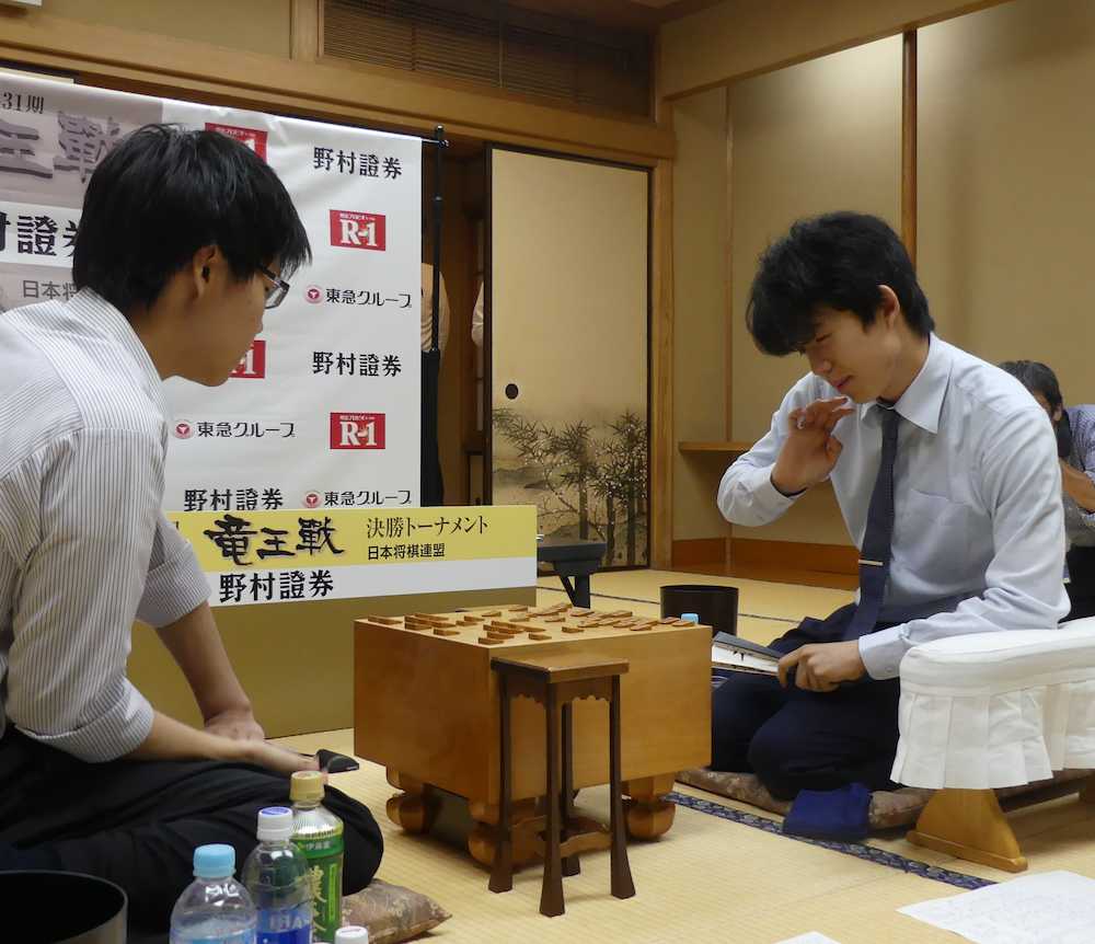 ６月２９日の竜王戦決勝トーナメント２回戦で増田康宏六段（左）に敗れ、対局を振り返る藤井聡太七段