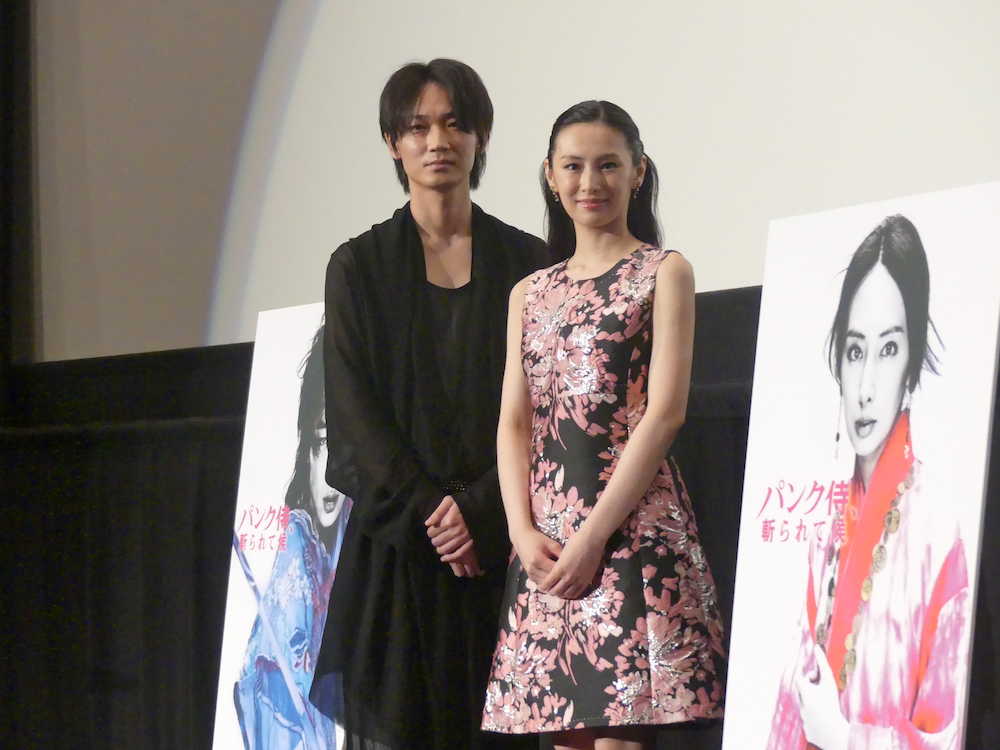 映画「パンク侍、斬られて候」の試写会に登壇した綾野剛（左）と北川景子