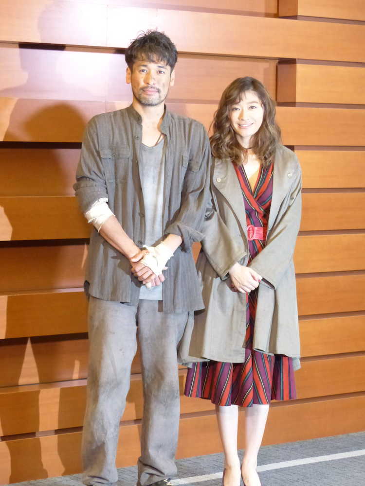 舞台「アンナ・クリスティ」の公開稽古を行った篠原涼子と佐藤隆太